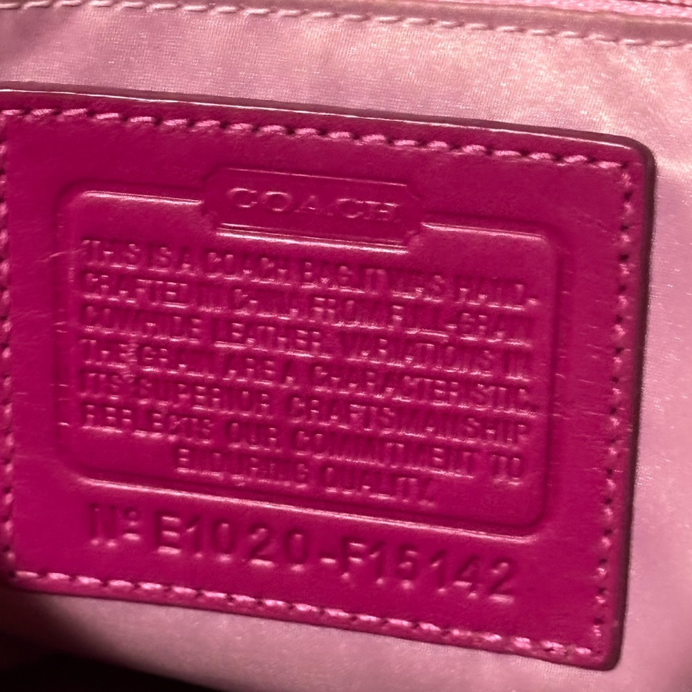โจ COACH Berry Pink Signature Patent Leather Tote - Iconic stitched "C" pattern - Picture 12 of 16